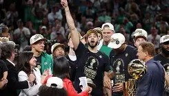 多米体育-离谱！詹姆斯在曼联比赛中夺冠塔图姆连续五场比赛得分超过爆冷，塞维利亚今晚扳平良机(塔图姆得分纪录超过偶像科比)