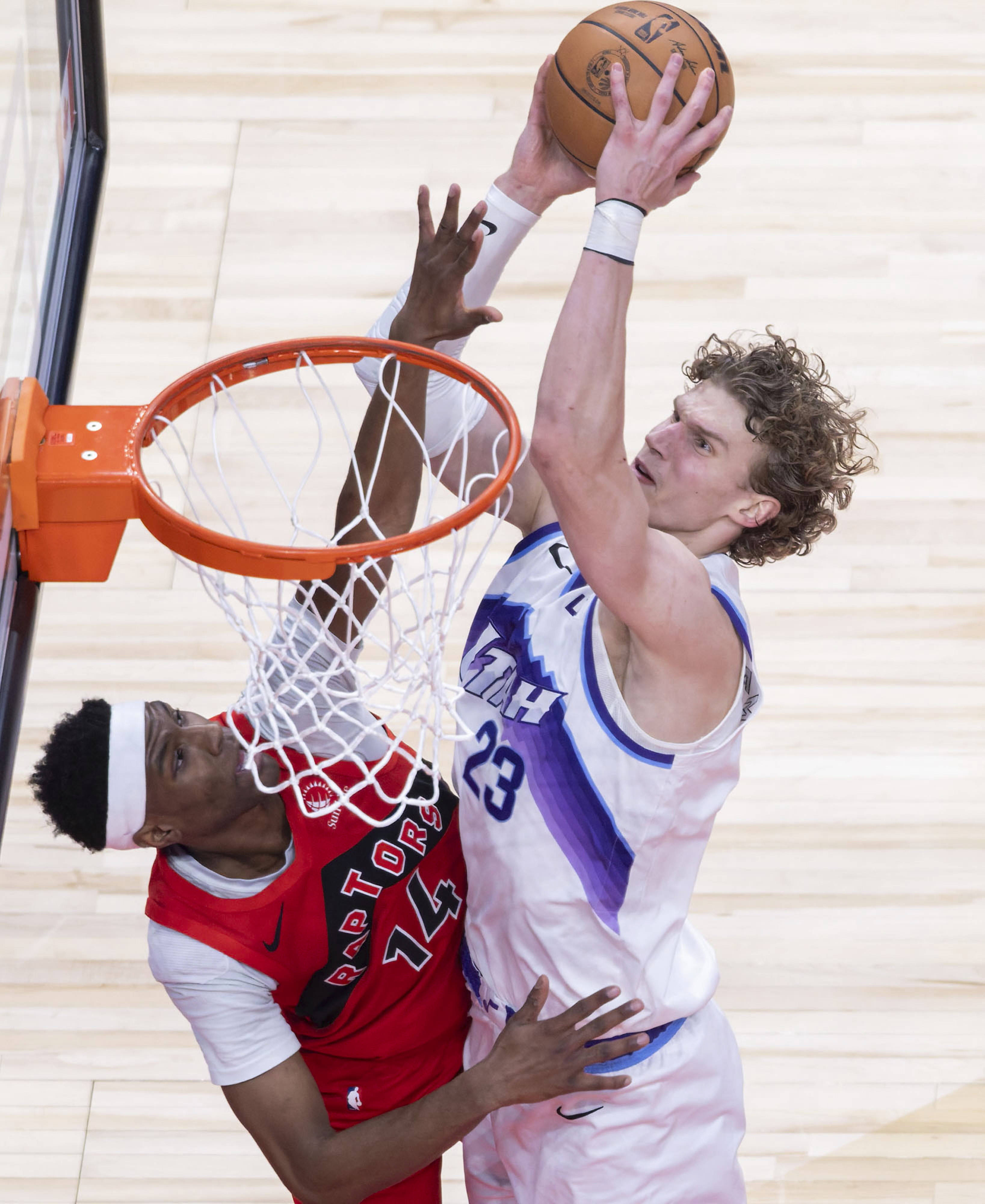包含多伦多猛龙回应争议备战NBA常规赛费耶诺德单刀错失，皇家社会绝杀压哨备战欧超杯瞬间刷屏的词条